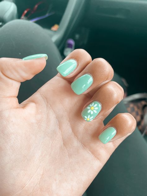 Teal Nail Ideas Short, Mint Green Flower Nails, Spring Nails 2023 Flower, Mint Green Daisy Nails, Flower Nails Daisy, Nails With Flowers On One Finger, Spring Nails With Flowers Floral Design, Nails With Flower On Ring Finger, Simple Spring Gel Nails