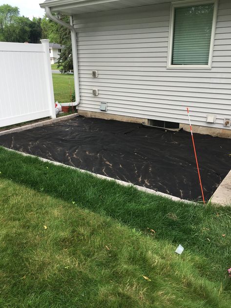 Pea Gravel Front Porch, Pebble Patio Ideas, Pea Gravel Edging Ideas, Diy Pea Gravel Patio, Gravel Patio Ideas, Gravel Patio Diy, Sustainable Yard, Pebble Patio, Poured Concrete Patio