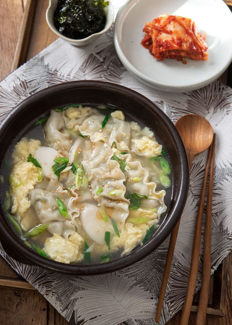 Quick Korean Dumpling Soup (Mandu Guk) - Beyond Kimchee Korean Dumpling Soup, Mandu Guk, Korean Dumpling, Korean Soup Recipes, Rice Cake Soup, Korean Dumplings, Korean Soup, Dumpling Soup, Quick Soup