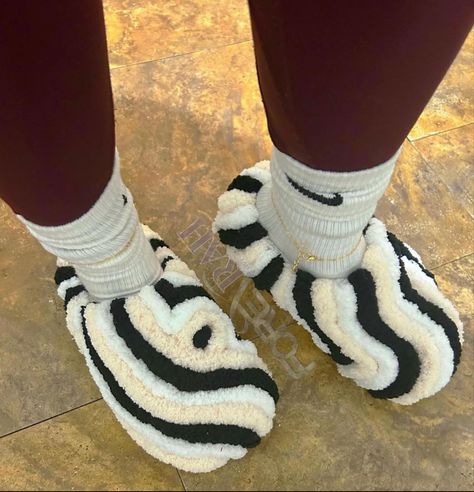 Yarn Clogs, Relaxing Hobbies, Crocs Fashion, Trendy Shoes Sneakers, Pretty Shoes Sneakers, Men Nike, Shoes Outfit Fashion, Fresh Shoes, Girly Shoes