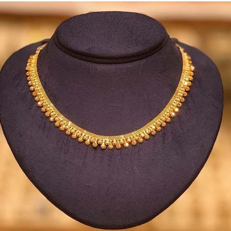 Light Weight Gold Necklace Set Indian, Nackles Design Simple, Small Necklace Designs, Simple Gold Necklace Designs Latest, Lightweight Gold Necklace Indian, Small Gold Necklace Set Indian, Nackles Gold Design, Light Weight Gold Choker Set, Trending Gold Necklace Designs