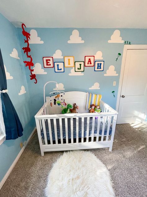 Disney Character Nursery, Disney Baby Room Boy, Toy Story Cloud Wall, Nursery Ideas Cartoon, Ideas For Nursery Room, Toy Story Theme Bedroom, Baby Bedroom Disney, Toys Story Nursery, Buzz Lightyear Nursery