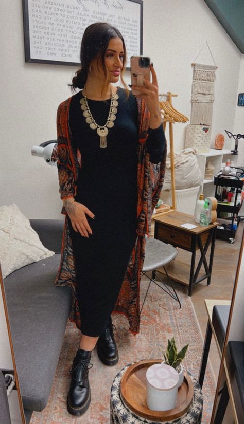 Kimono Work Outfit Classy, Kimono Witch Outfit, Business Boho Chic Work Outfits, Kimono Work Outfit, Boho Office Style Work Outfits, Professional Bohemian Outfits, Kimono Winter Outfit, Boho Office Wear, Corporate Boho Work Outfits