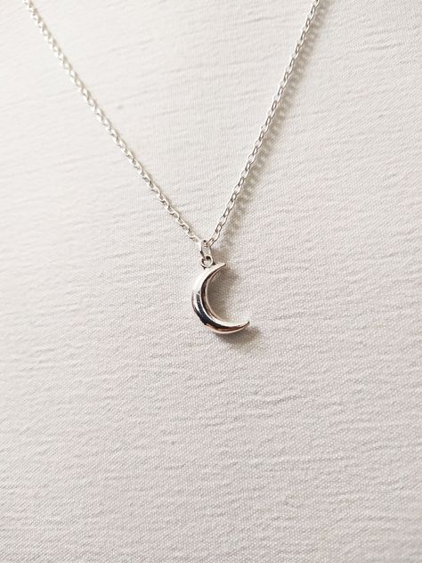 Simple Moon Necklace, Simple Silver Jewelry Necklaces, Simple Silver Accessories, Necklace Small Pendant, Silver Moon Pendant, Silver Necklace Moon, Moon Silver Necklace, Silver Necklace With Pendant, Cresent Moon Necklaces