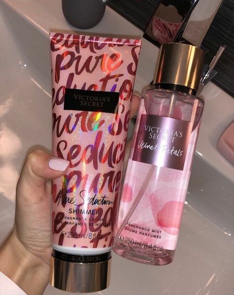 Victoria Secret Perfume Body Spray, Profumo Victoria Secret, Shimmer Lotion, Victoria Secret Body Spray, Bath & Body Works, Diy Deodorant, Victoria Secret Fragrances, Perfume Body Spray, Bath And Body Works Perfume