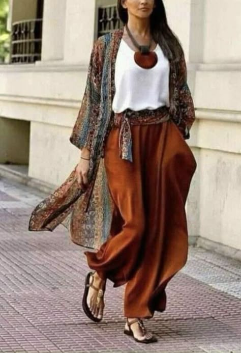 Looks Boho, Look Hippie Chic, Bohemian Outfits, Comfy Wardrobe, Stile Boho Chic, Stylish Outfits For Women Over 50, Estilo Hippy, Mode Hippie, Mode Kimono