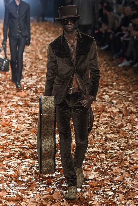 John Varvatos Fall 2015 Menswear collection, runway looks, beauty, models, and reviews. John Varvatos Style, Mens Leather Boots, Menswear Fashion Show, John Varvatos, Menswear Fashion, Mens Winter Fashion, Menswear Collection, 2015 Fashion, Burberry Men