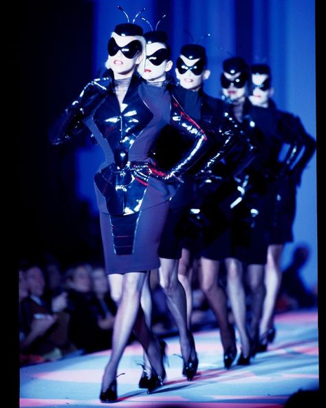 Thierry Mugler. Thierry Mugler Runway, Mugler 90s, Mugler Runway, High Fashion Runway, Exotic Fashion, French Fashion Designers, Model Inspo, Thierry Mugler, Runway Show