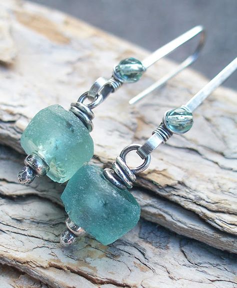 Bijoux Fil Aluminium, Diy Jewelry Inspiration, Earrings Everyday, Earrings Inspiration, Bijoux Diy, Hand Made Jewelry, Sea Green, Glass Earrings, Jewelry Creation