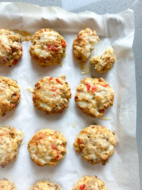 HIGH-PROTEIN CHEESY BREAKFAST BISCUITS Protein Biscuits, Breakfast Biscuit Recipe, Cheesy Breakfast, Breakfast Biscuits, Gluten Free Biscuits, Creamy Rice, Shredded Cheddar Cheese, High Protein Breakfast, Eat Better