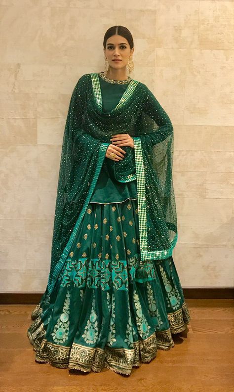 "We Can’t Get Over Kriti Sanon’s #Ethereal Festive Look" end Sept, 2017: #KritiSanon Indian Festive Fashion @missmalini via @sunjayjk Indian Fashion Trends, Green Lehenga, Kriti Sanon, Indian Gowns Dresses, Ghagra Choli, Pakistani Bridal Dresses, Indian Gowns, Designer Party Wear Dresses, Dress Indian Style