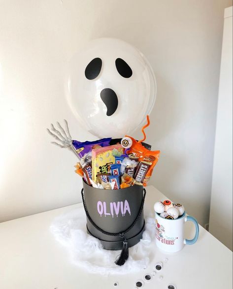 Halloween Treat Baskets, Balloons Design, Boo Baskets, Halloween Gift Baskets, Halloween Balloon, Treat Basket, Halloween Baskets, Chocolate Hampers, Halloween House Party