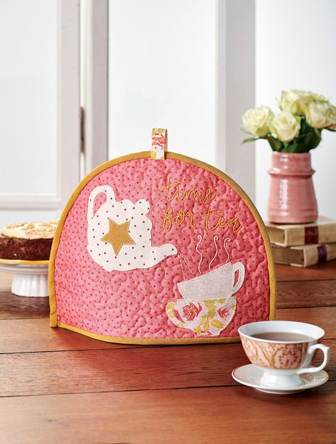 How to make a quilted teapot cover Diy Tea Cosy, Stylish Sewing Patterns, Teapot Crafts, Tea Cosy Pattern, Tea Cozy Pattern, Teapot Cover, Teapot Cozy, Patchwork Sewing, Basic Quilt