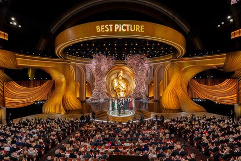 Oscars 2024 Event Design Highlights | BizBash Mutt Dog, Theatre Interior, Awards Viewing Party, Oscar Night, Oscar Award, Event Stage, Night At The Museum, Academy Awards, Photo Op