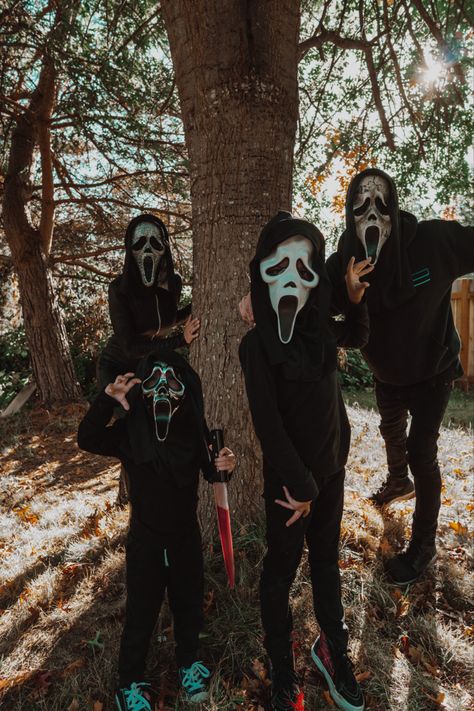 family photoshoot ghostface costume Scream Mask Family Photoshoot, Family Halloween Portraits, Horror Family Photoshoot, Spooky Family Photo Shoot, Halloween Family Photoshoot, Halloween Family Photos, Ghostface Photoshoot, Ghostface Costume, Halloween Portraits