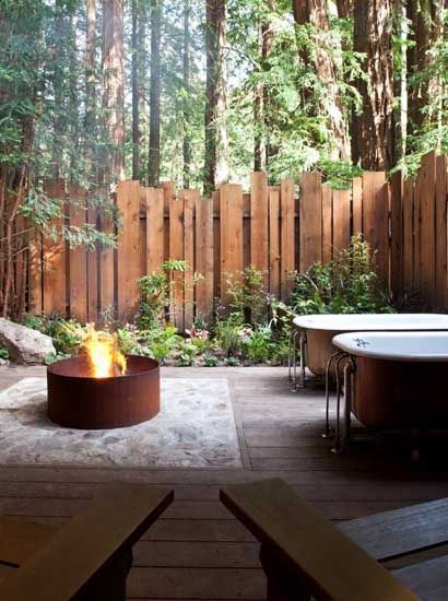 Privacy Fence Inspiration to Hide The Ugly ⋆ MADERA VINE Contemporary Backyard Design, Privacy Fence Landscaping, Outdoor Bathtub, Garden Corner, Privacy Fence Designs, Cheap Backyard, Side Yards, Front Fence, Backyard Privacy