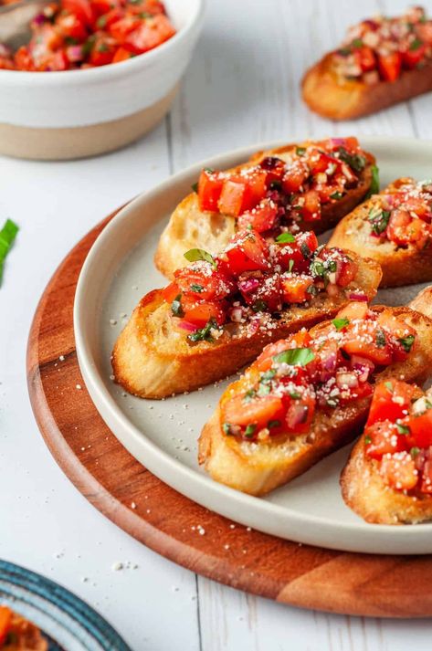 Bruschetta Easy, Mozzarella Balsamic, Classic Bruschetta, Tomato Bruschetta Recipe, Bruschetta Appetizer, Appetizer Easy, Basil Mozzarella, Italian Tomatoes, Summer Appetizers Easy