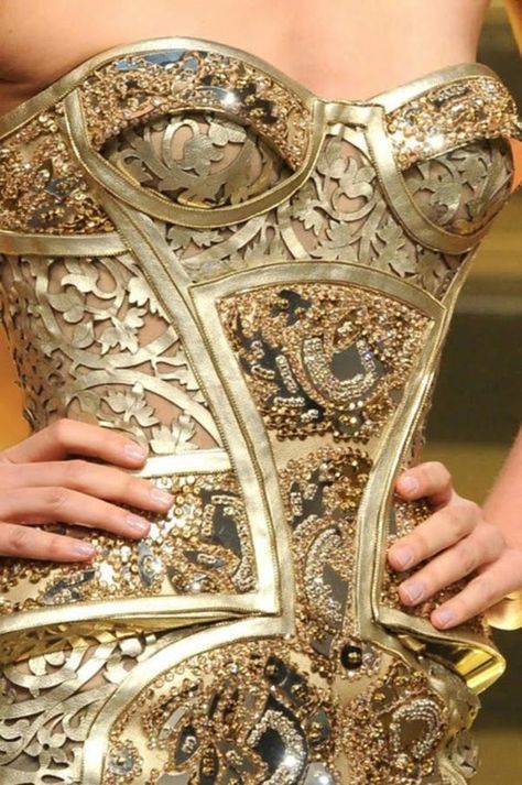 Gold corset Gold Corset, Mode Tips, Versace Couture, Atelier Versace, Baroque Fashion, Beauty And Fashion, Look Vintage, Yohji Yamamoto, Mode Inspiration