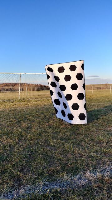 Soccer quilt made with half hexagons Soccer Quilt Pattern, Soccer Quilt, Crochet Soccer, Soccer Blanket, Quirky Quilts, Paper Peicing Patterns, Quilt Gifts, Baseball Quilt, Sports Quilts