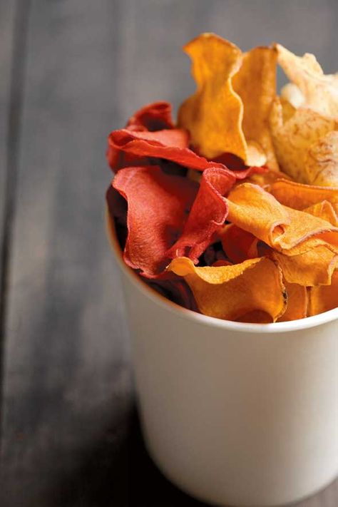 Homemade Vegetable Chips Vegetable Chips Recipe, Vegetables Chips, Induction Recipes, Atkins Induction, Healthy Chips, Vegetable Chips, Veggie Chips, Root Veggies, Themed Food