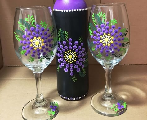 Paint Wine Glasses, Wine Glass Painting, Diy Wine Glasses Painted, Glass Paint Markers, Wine Glass Designs, Hand Painted Wine Bottles, Diy Wine Glasses, Decorated Wine Glasses, Wine Glass Crafts