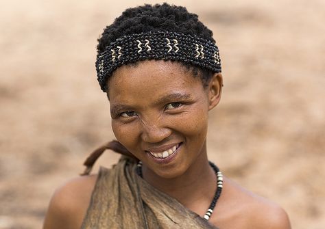 Bushman Woman With Beaded Traditional Headdress, Tsumkwe, Namibia San People, Kalahari Desert, Medusa Art, Eric Lafforgue, Black Japanese, Bear Grylls, Black Consciousness, Hunter Gatherer, Japanese People