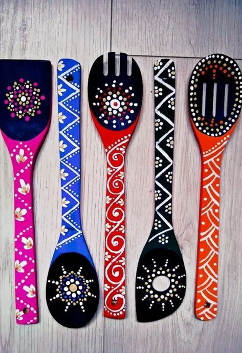 Wooden Spoon Art Wall Decor, Paint Wooden Spoons, Decorating Wooden Spoons, Wooden Spoon Crafts Decoration, Wooden Spoon Painting Ideas, Painting On Wooden Spoon, Wooden Painting Ideas Wall Art, Painted Spoons Wooden Kitchen Art, Painted Wooden Spoons Ideas