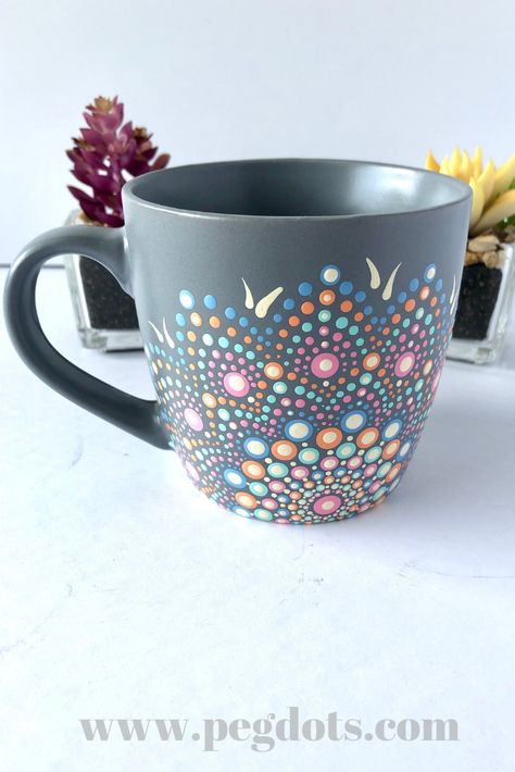 Hand Painted Coffee Mugs, Painted Coffee Mugs, Painted Mandala, Diy Mugs, Hand Painted Mugs, Pottery Painting Designs, Tassen Design, Painted Cups, Painted Mugs