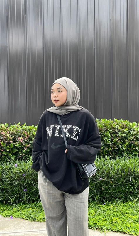 Outfit Cewe Gemuk, Outfit Hijab Casual Gendut, Ootd Hijab Gendut, Ootd Hijab Big Size, Bigsize Hijab Outfit, Ootd Gemuk, Hijab Hoodie, Style Hijab Casual, Outfit Ngampus