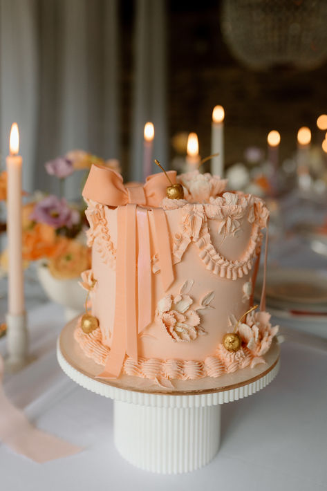 Single tier peach retro wedding cake in Pantone Colour of the Year - peach | wedding cake design | vintage wedding cake | retro wedding cake design ideas | wedding cake ideas | Kirsty Louise Photo Croquette Birthday Cake, Vintage Cakes Wedding, Wedding Cake Different Tiers, Vintage Inspired Cake, Floral Two Tier Cake, 2 Tiered Cake, Artsy Wedding Cake, Hexagonal Cake, Vintage Wedding Cake One Tier