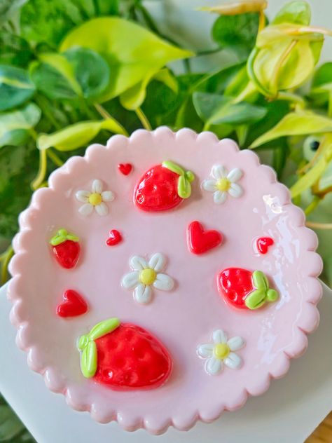 Strawberries and Daisies Trinket Dish, Ring Tray, Clay Jewellery Storage, Handmade Ceramic, Polymer Clay, Bracelet, Earrings, Necklace - Etsy Strawberry Jewelry Tray, Strawberry Trinket Dish, Cute Clay Dishes, Polymer Clay Plate, Jewellery Dish Clay, Clay Trinket Dish Diy, Cute Clay Trays, Cute Clay Jewelry Tray, Ring Tray Clay