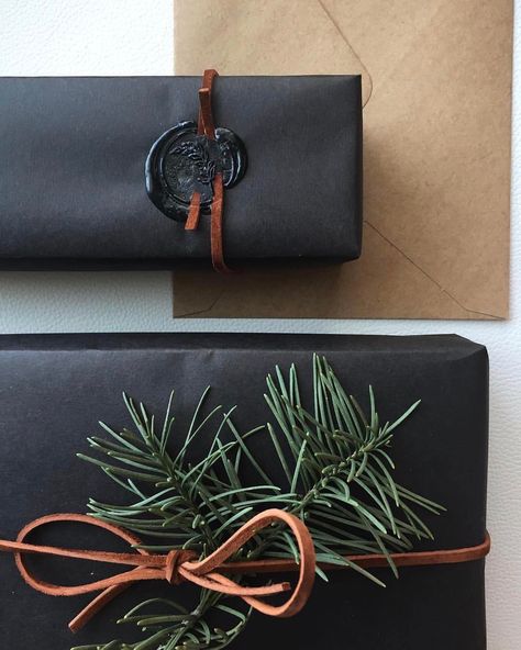 361 Likes, 2 Comments - BACKTOZERO (@backtozeroco) on Instagram: “. Black on black with leather & pine! Search "custom" at www.backtozero.co to make one with your…” Christmas Gift Wrapping Diy, Gift Wrapping Diy, Creative Christmas Gifts, Creative Diy Gifts, Unique Christmas Gift, Diy Holiday Gifts, Creative Gift Wrapping, Cadeau Diy, Diy Gift Wrapping