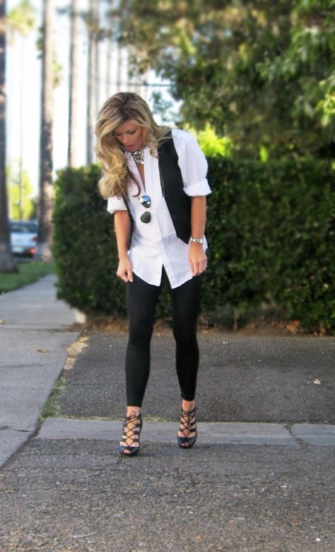 Leggings outfit idea, love the sexy sandals paired with leggings. Black Vest Outfit, Outfits Leggins, Vest Outfits For Women, Cute Outfits With Leggings, How To Wear Leggings, Vest Outfits, Outfit Posts, College Outfits, Fall Winter Outfits