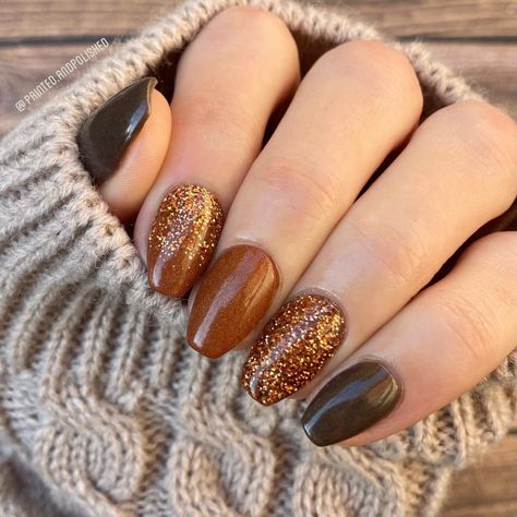 September Nails Designs Simple, Nail Dip Designs Fall, Fall Nail With Pumpkin, Fall Emerald Nails, Fall Winter Nails Acrylic, Black Fall Nails Acrylic, Gel Nails Fall Short, Bronze Fall Nails, Fall Nexgen Nails