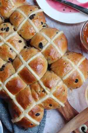 Hot Cross Buns! - Jane's Patisserie Malteser Cheesecake, Mint Chocolate Chip Cupcakes, Fudge Cupcakes, Chocolate Fudge Cupcakes, Lemon Raspberry Cheesecake, No Bake Vanilla Cheesecake, Janes Patisserie, Biscoff Cheesecake, Hot Cross Buns Recipe