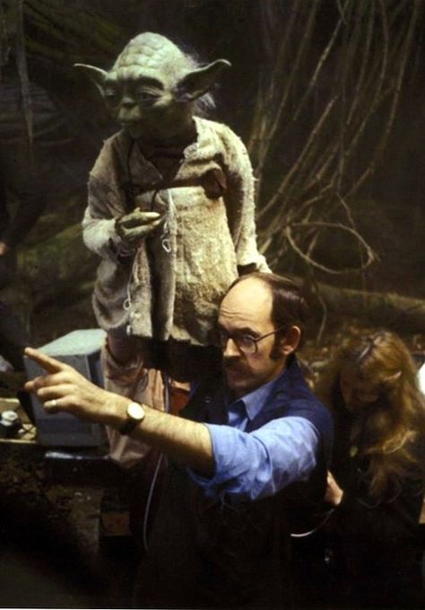 Yoda behind the scenes photo Wendy Froud, Frank Oz, Ralph Mcquarrie, Star Wars Trilogy, Empire Strikes Back, Original Trilogy, George Lucas, The Empire Strikes Back, Star Wars Pictures