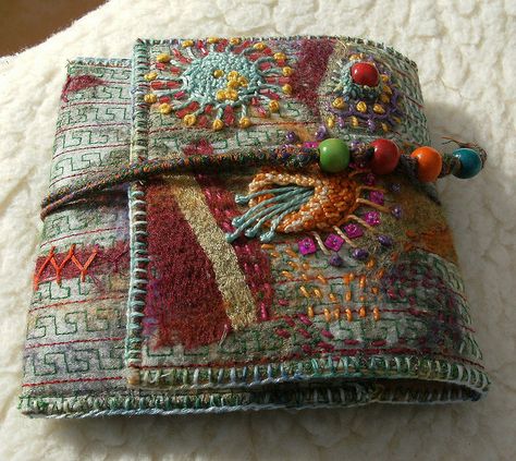 I ❤ embroidery . . . Simple wallet ~By Kay Susan Sulaman Pita, Simple Wallet, Wool Embroidery, Felt Embroidery, Fabric Journals, Penny Rugs, Wool Projects, 자수 디자인, Fabric Book