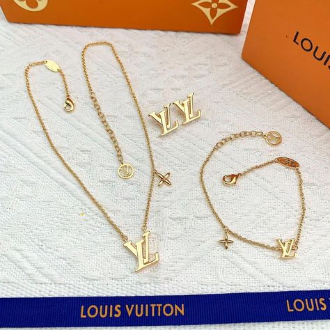 Order Now Lv Jewelry, Rolex Cartier, Louis Vuitton Jewelry, Unique Jewelry Designs, Royal Jewelry, Necklace Women, Elegant Accessories, Bags And Accessories, Fabric Jewelry