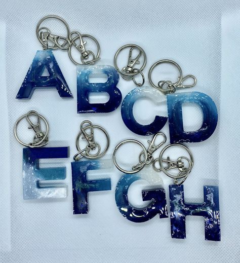 Resin Keychain Letters, Blue Resin Keychain, Resin Letter Keychain Ideas, Diy Resin Keychain, Resin Letters, Keychain Blue, Mermaid Bag, Keychain Ideas, Blue Keychain