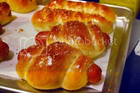 Chinese Hot Dog Bun Recipe, Japanese Hot Dog, Frog Animation, Hot Dog Buns Recipe, Asian Bakery, Chinese Bakery, Bun Recipes, Chinese Pastry, Lao Food