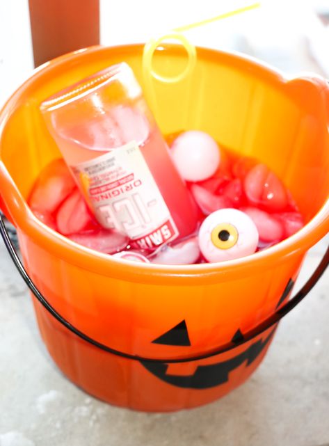 Tirck or Drink! Easy cranberry juice Halloween bucket! Halloween Bucket Drinks, Booze Bucket, Halloween Juice, Halloween Beer, Diy Cooler, Drink Bucket, Beer Bucket, Treat Bucket, Pumpkin Bucket