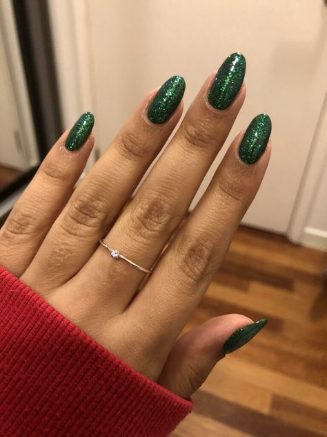 Green Nails Sparkle Glitter, Glitter Dark Green Nails, Sparkling Green Nails, Green Sparkling Nails, Dark Green Nails Glitter, Dark Green Sparkle Nails, Green Glitter Nails Christmas, Christmas Nails 2023 Trends Green, Dark Green Nails With Glitter