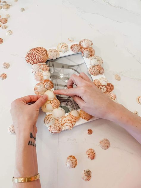 DIY Shell Frame: How to Add Coastal Style to a Picture Frame Diy Picture Frames Ideas Creative, Framed Seashells, Diy Picture Frames Ideas, Homemade Picture Frames, Homemade Frames, Seashell Frame, Birthday Party Activity, Diy Summer Crafts, Picture Frame Decor