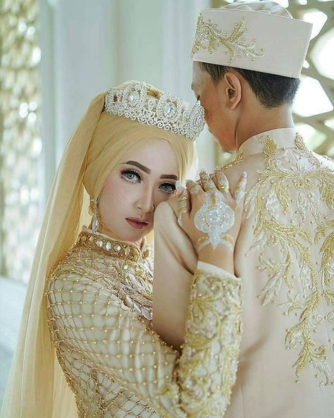 Prewedding Pose, Wedding Reception At Home, Pose Pengantin, Pose Wedding, Proof Of Love, Indonesian Wedding, Henna Wedding, Foto Wedding, Traditional Weddings