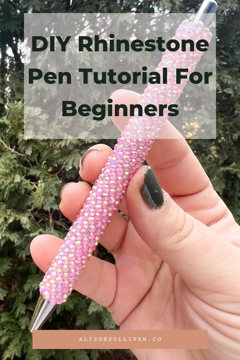 Rhinestone Decor Diy, Diy Glitter Pens Epoxy, Diy Rhinestone Pen, Bling Pens Diy, Things To Do With Rhinestones, Beaded Pens Patterns, How To Make Cute Pens, How To Make Rhinestone Tumbler, Crafts With Rhinestones