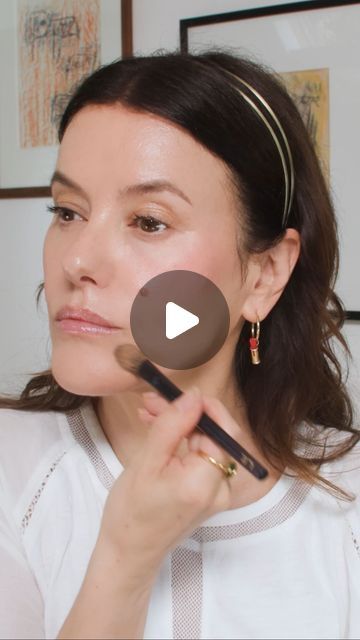 Lisa Eldridge on Instagram: "Master the art of my PINPOINT POWDERING TECHNIQUE ✨ for seamless, believable, fresh-looking skin—with no cake in sight!  #lisaeldridge #lisaeldridgemakeup #lisaeldridgepinpoint #makeup #highlighter #technique #howtobeauty #howto #makeupartist #beauty #pinpoint" Lisa Eldridge Makeup, Makeup Highlighter, Lisa Eldridge, Highlighter, Makeup Artist, Skin, Cake, Makeup, Hair