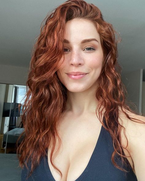 Auburn Hair Color - 2025: 23 Ideas for Light, Dark, Copper, and Soft Red Shades Russet Hair, Copper Brown Hair, Auburn Hair Color, Winter Hair Color Trends, Warm Brown Hair, Summer Hair Trends, Reddish Brown Hair, Color Rubio, Fair Complexion