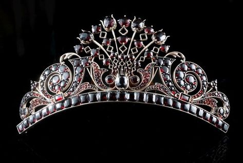 Tiara Gold, Tiaras Jewellery, Royal Crowns, Pearl Tiara, Beautiful Tiaras, Royal Tiaras, Garnet Jewelry, Diamond Brooch, Royal Jewels