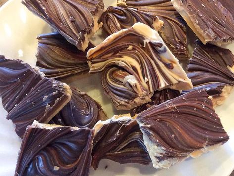 Peanut Butter Chocolate Bark Peanut Butter Bark Recipes, Peanut Butter Chocolate Bark, Peanut Butter Fudge Cake, Peanut Butter Bark, Peanut Butter Dessert Recipes, Chocolate Peanut Butter Brownies, Chocolate Peanut Butter Desserts, Chocolate Bark Recipe, Chocolate Chip Bars