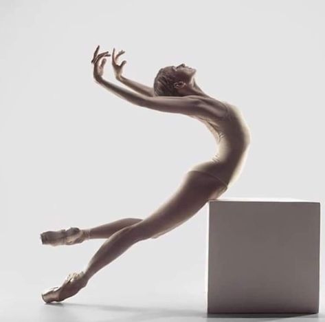 Ballet Photography Poses, Ballerina Poses, Body In Motion, Dance Artwork, Gesture Drawing Poses, Ballet Dance Photography, Dance Picture Poses, Life Drawing Reference, Dancer Pose